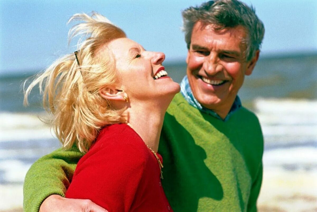 счастливые пары. мужчина и женщина средних лет. влюбленная пожилая пара. пожилой мужчина. счастливая пара средних лет.