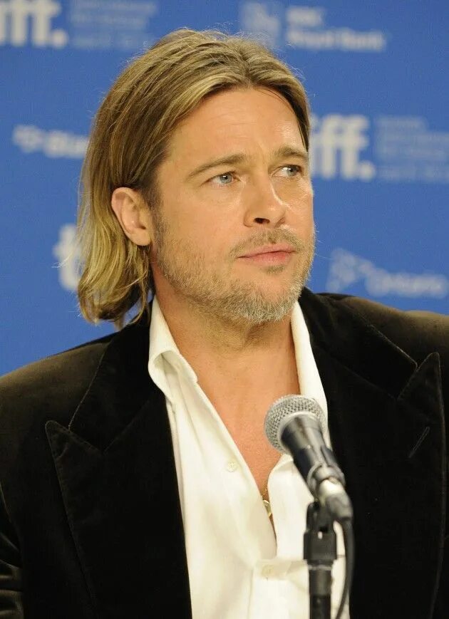 Брэд Питт. Бред питдлинные волосы. Брэд Питт (Brad Pitt) длинные волосы. Брэд Питт стрижка серфер. Брэд питт волосы