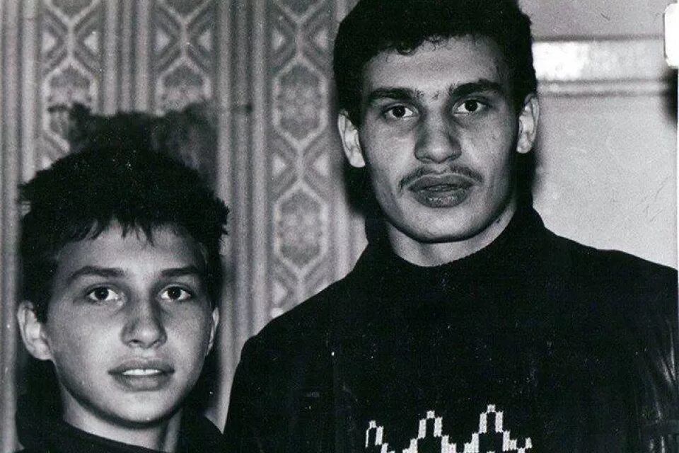 Молодой братишка. Братья Кличко в молодости. Братья Кличко в молодости фото.