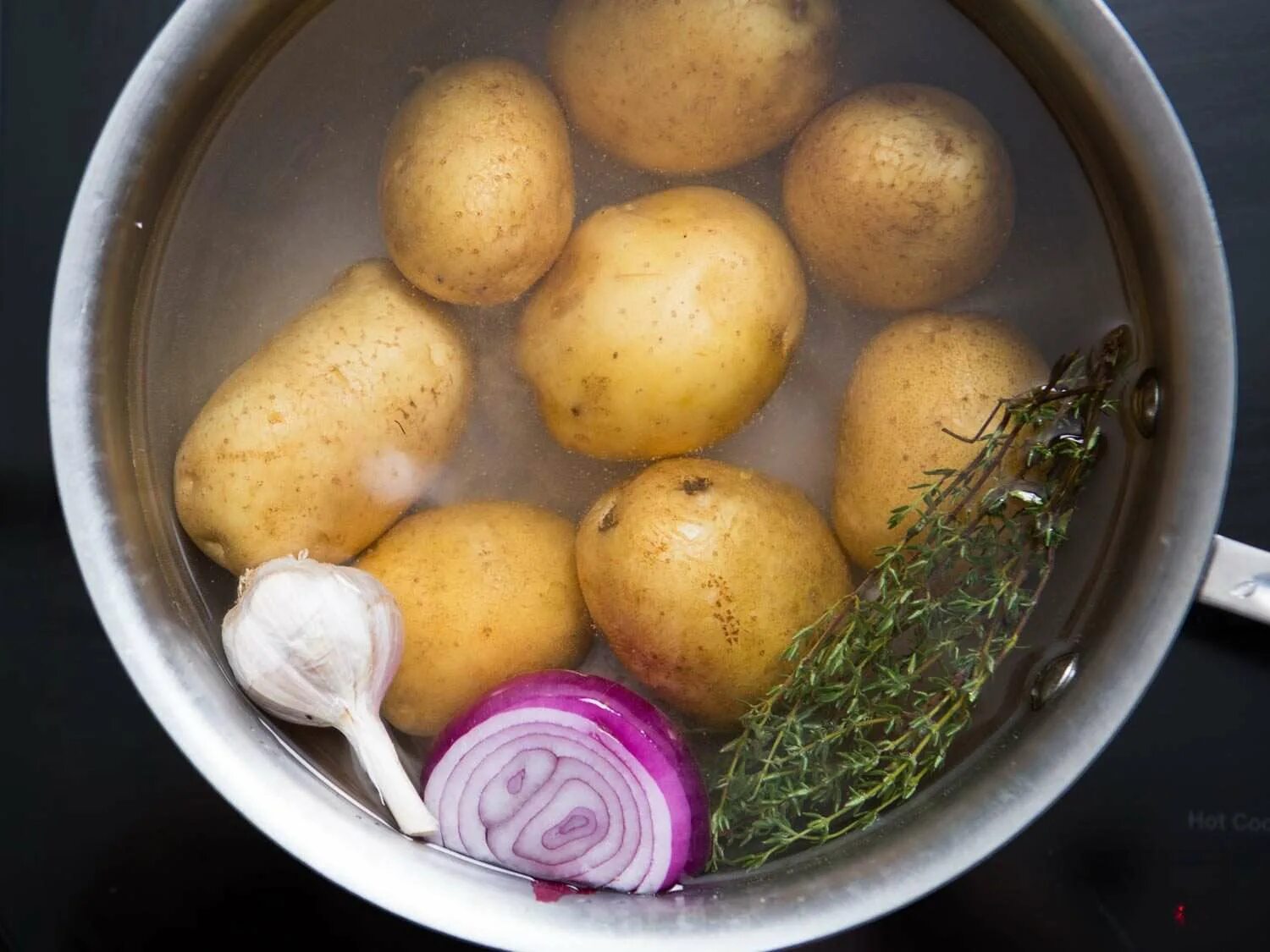 Картошку варят в кипящей. Картофель варится. Отварить картофель. Картофель в мундире. Вареный картофель в кастрюле.