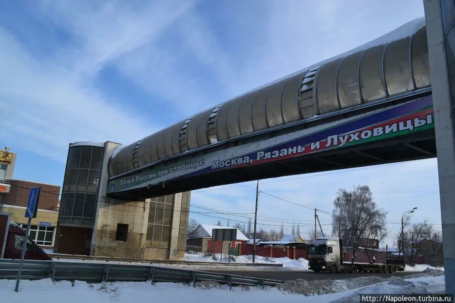 Есть в россии три столицы москва. В России три столицы Москва Рязань и Луховицы. У России 3 столицы Москва Питер Луховицы. В России три столицы Москва Рязань и Луховицы баннер. В Луховицах: есть в России три столицы.