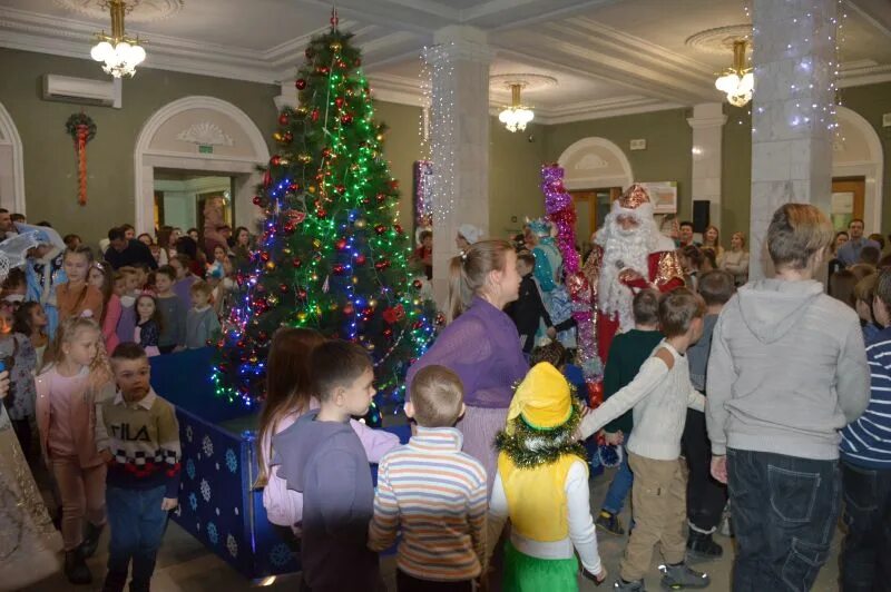 Краяевая юнармейская елка дом офицеров. Елка в доме офицеров. Новогодняя тема. Космический новый год. Дом офицеров псков спасти новый год.