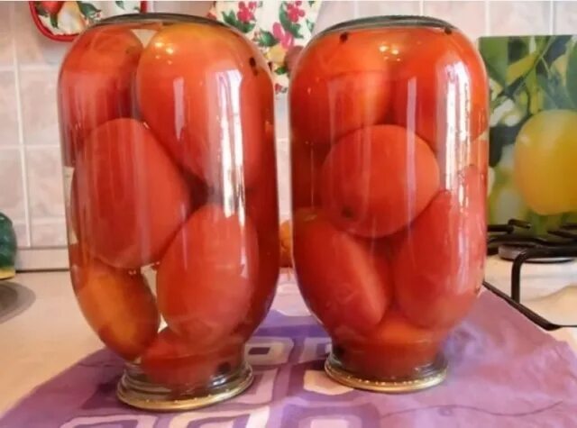 Помидоры в собственном соку с лимонной кислотой. На зиму помидоры с лимонной кислотой посолить. Как убрать кислоту из помидоров. Помидоры с вишневыми веточками. На зиму помидоры с лимонной кислотой посолить.