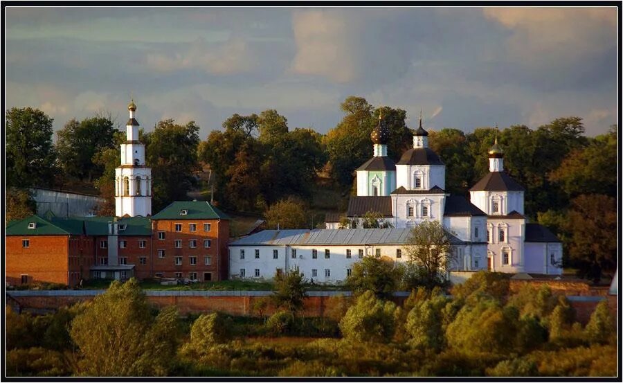 Рыльск святой. Рыльский Свято-Николаевский мужской монастырь. Рыльский Свято-Николаевский мужской монастырь Курская область. Курск Рыльский мужской монастырь. Монастырь в Рыльске Курской области.