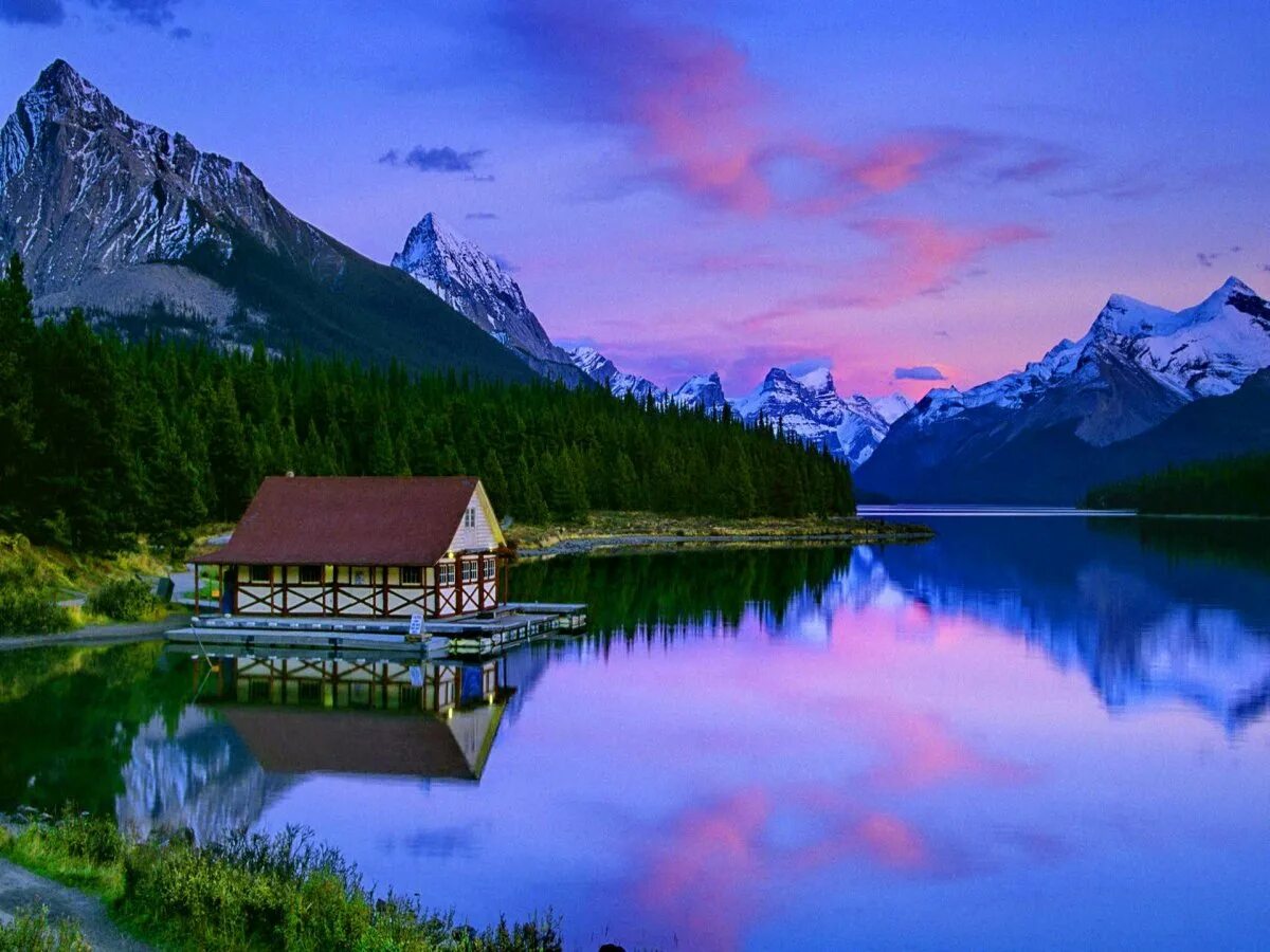 Фахверк Швейцария горы озеро лес. Домик в национальном парке Канады Джаспер. Лес горы штат Монтана домик у озера. Лейк Ривер Канада. Горы домики озеро