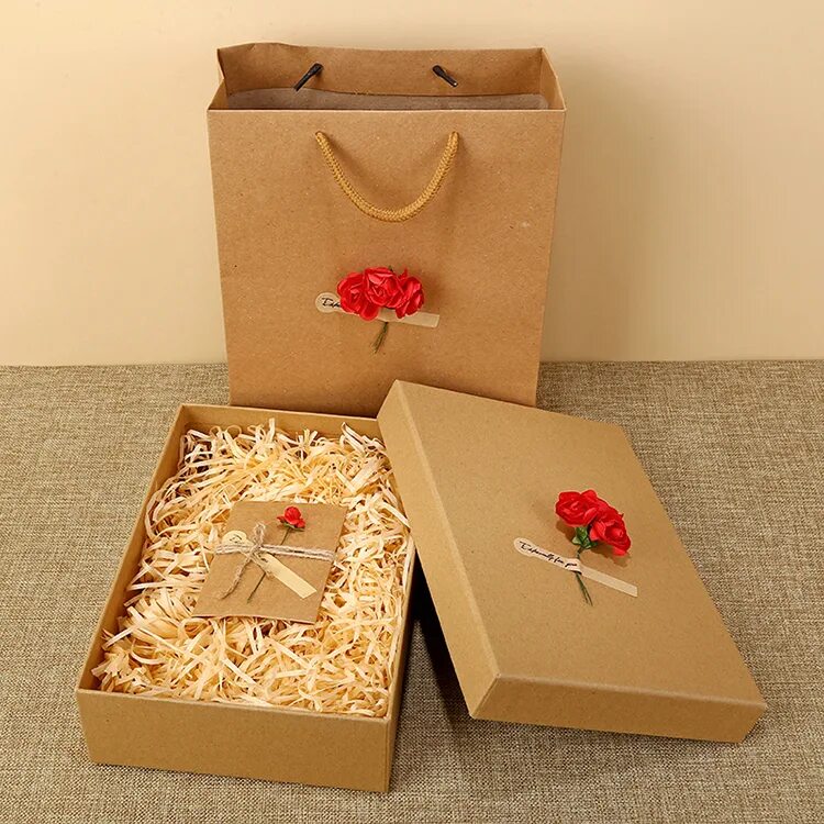 Картонная коробка для подарка. Красивая упаковка. Коробка для подарка. Красивая упаковка подарков. Картонные подарочные коробки.