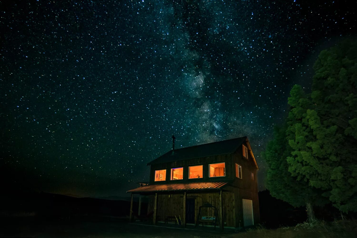 дом горы звезды ночь. красивая ночь. звездное небо арт. дом на фоне звездного неба. ночное небо.