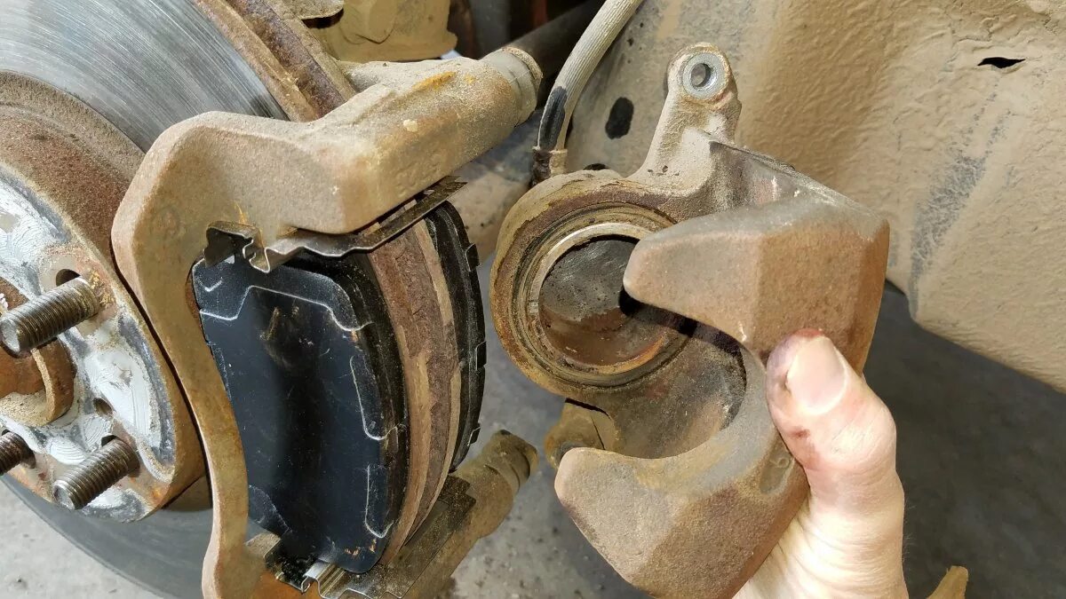 Замена скобы. Скоба тормозного суппорта тойота королла е120. Газелевский палец суппорта. Скоба суппорта митсубиси лансер 10. Направляющие скобы заднего суппорта 2 шт.