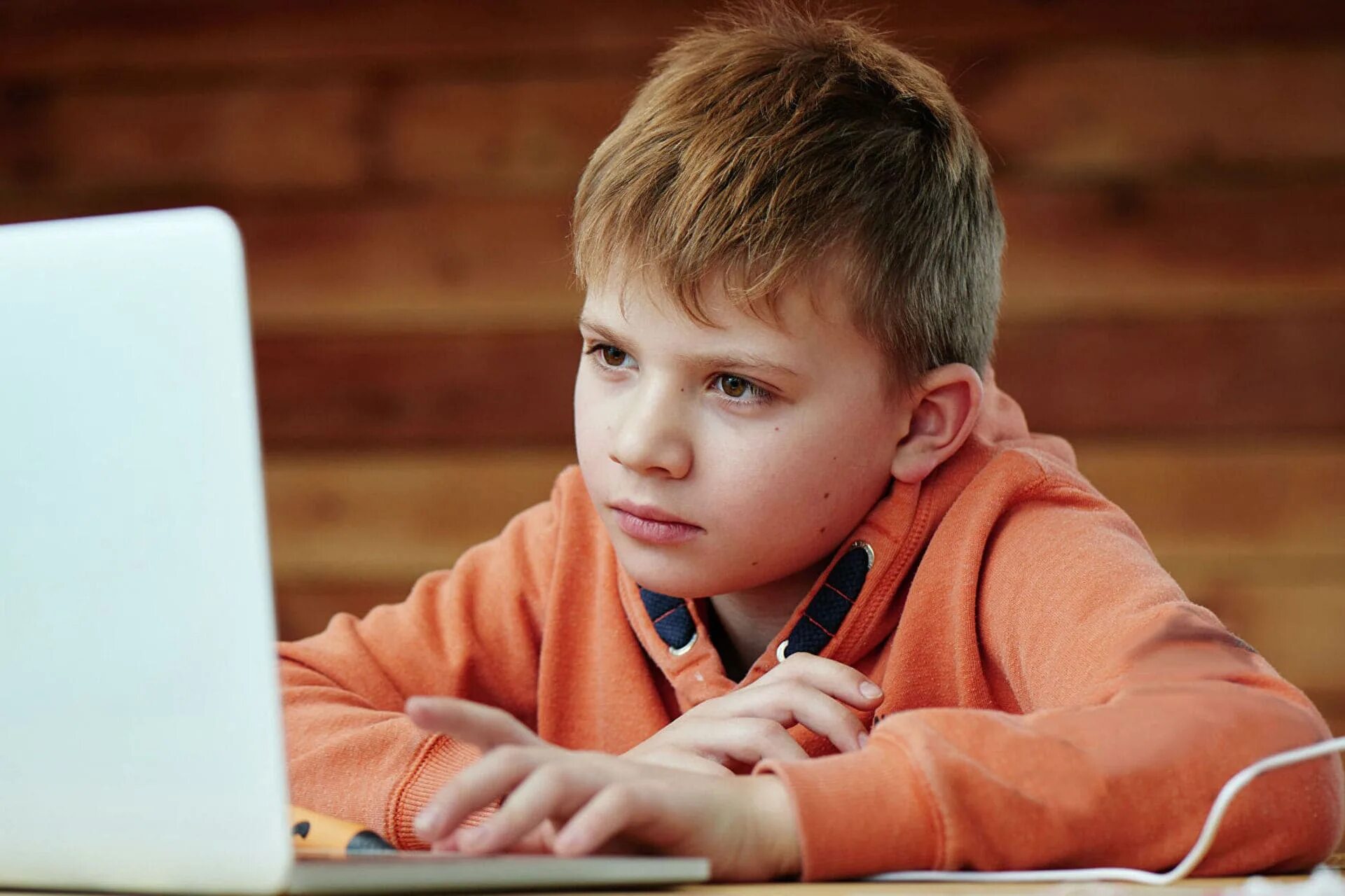 Мальчик за 7 минут прочитал. Ребенок за компьютером. Компьютер для детей. Школьник за компом. Подросток за компьютером.
