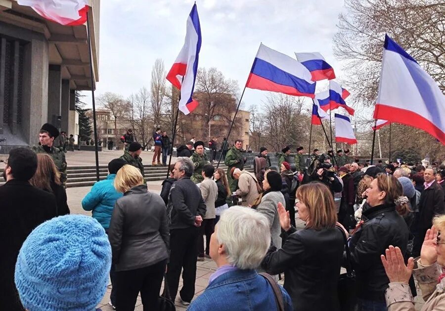 Верховная рада Крыма 2014 митинг. Митинг в Симферополе 2014. Митинг 26 февраля 2014 Симферополь. Советов митинг