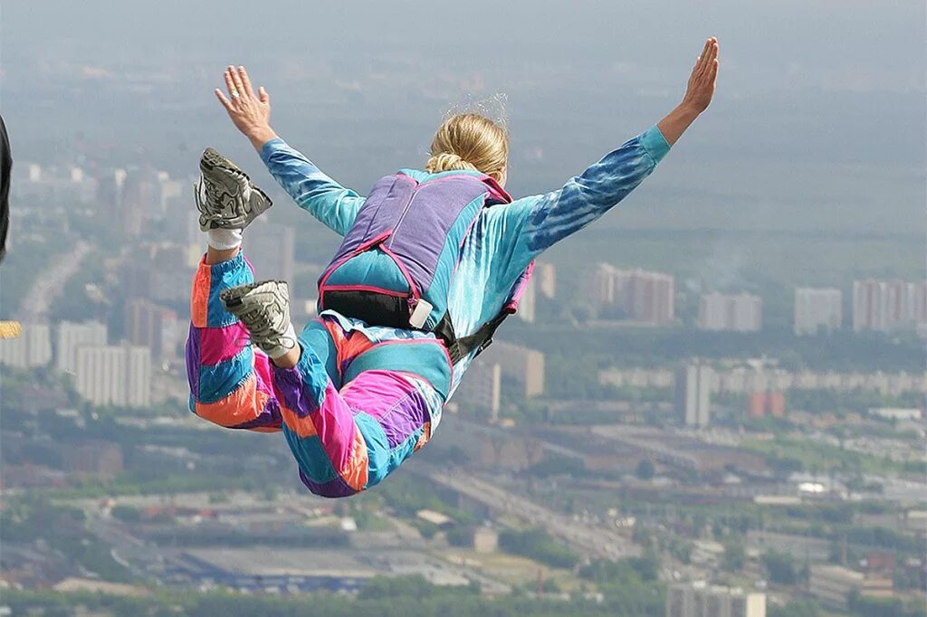 More people are flying. Прыжок с парашютом. В прыжке. Девушка с парашютом. Прыжок с парашютом девушка.