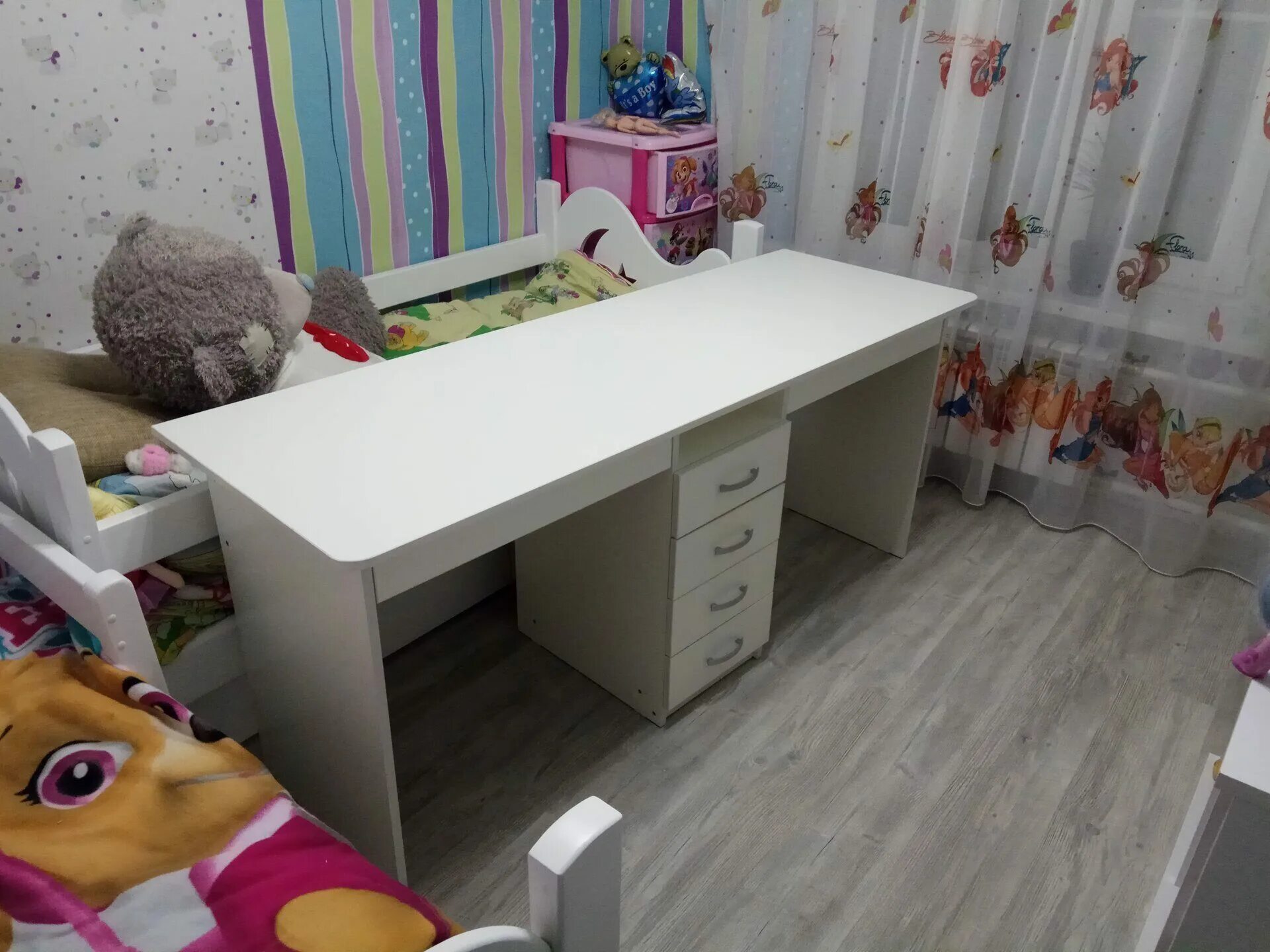 Кровать-чердак детская малыш 2. Кровати для двоих детей в маленькую комнату. Детская для двоих со столом. Мебель у окна в детской. Столешница у окна в детской икеа.