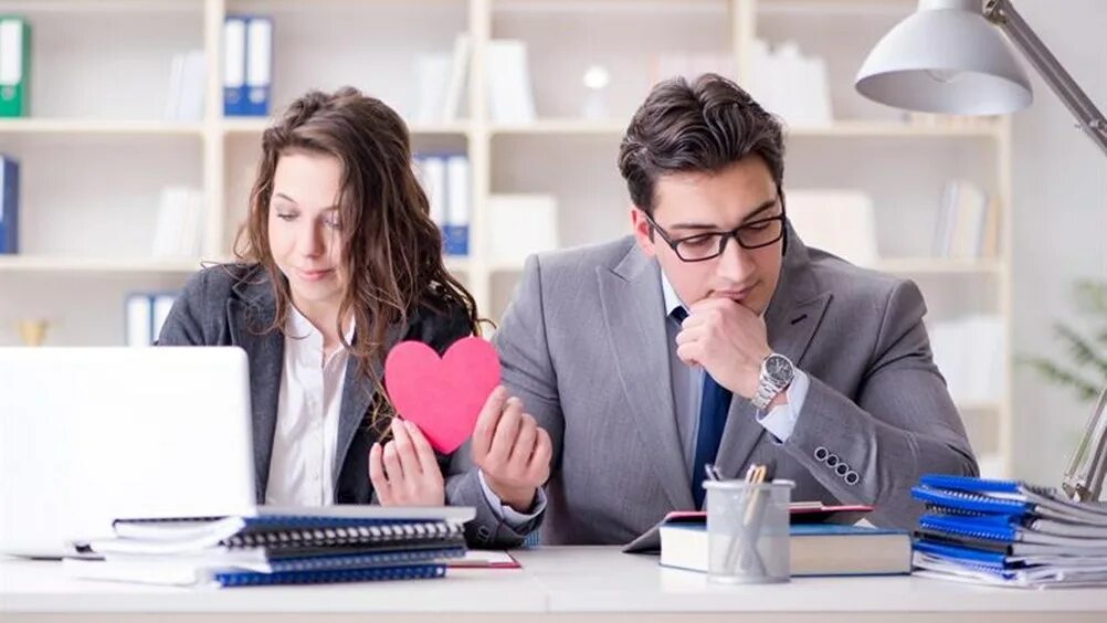 Шеф надпись. Любит руководитель. Картинки любовь к руководителю. Любимому директору. Начальник и секретарша.