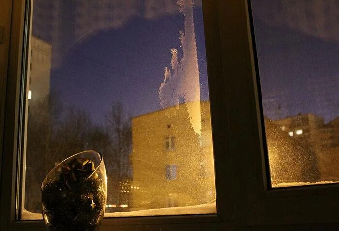 Окна вспотели. Запотели окна внутри стеклопакета. запотевшие окна в квартире. конденсат на окнах. конденсат внутри стеклопакета.