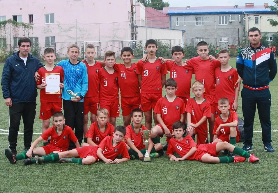 Спортивная школа осетинская. Дюсш юность владикавказ. футбольная школа юность владикавказ. папелишвили нодар захарович. детский тренер по футболу.