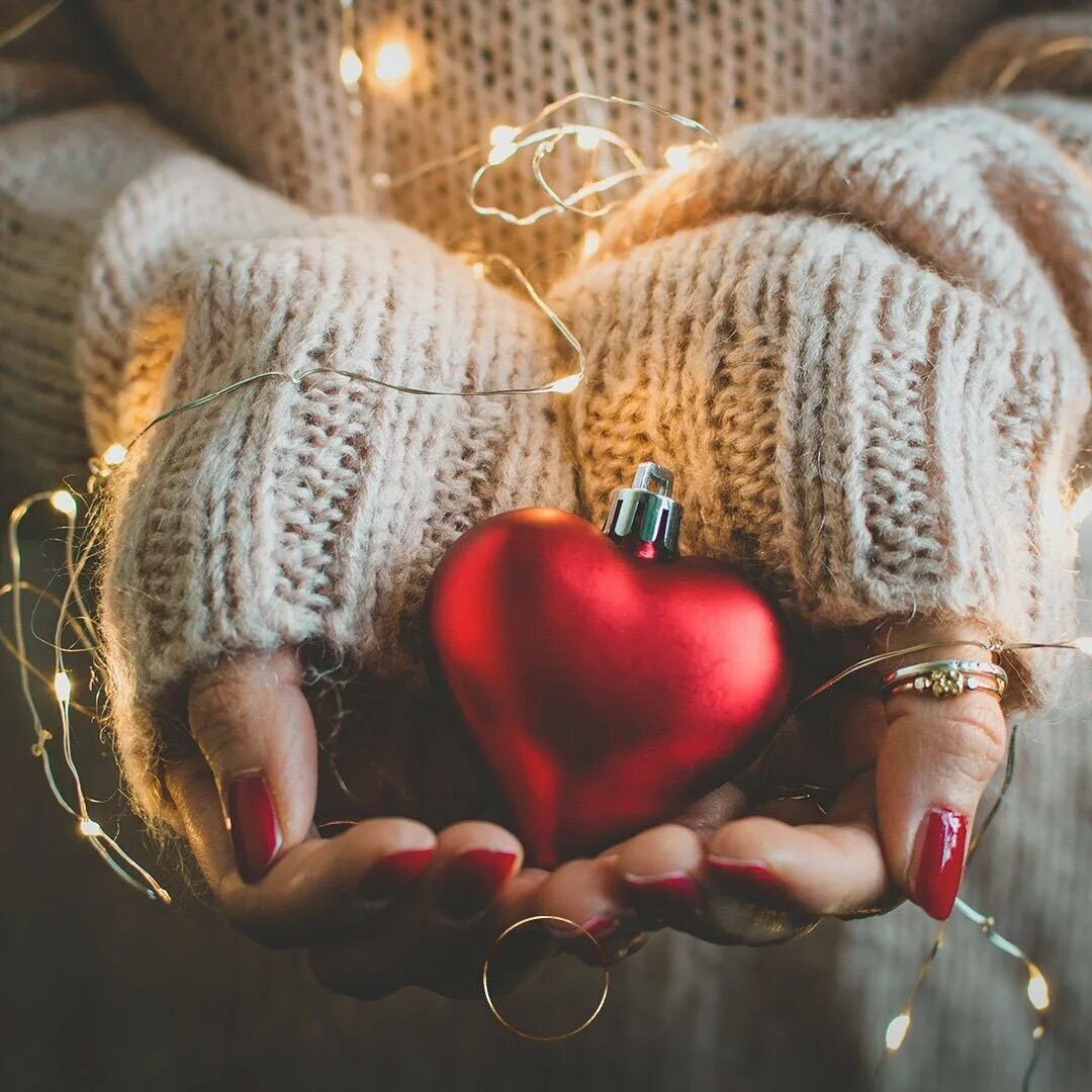 Дари тепло живи. Теплое сердце. Сердце в варежках. Тепло сердец. Новогоднее сердце.