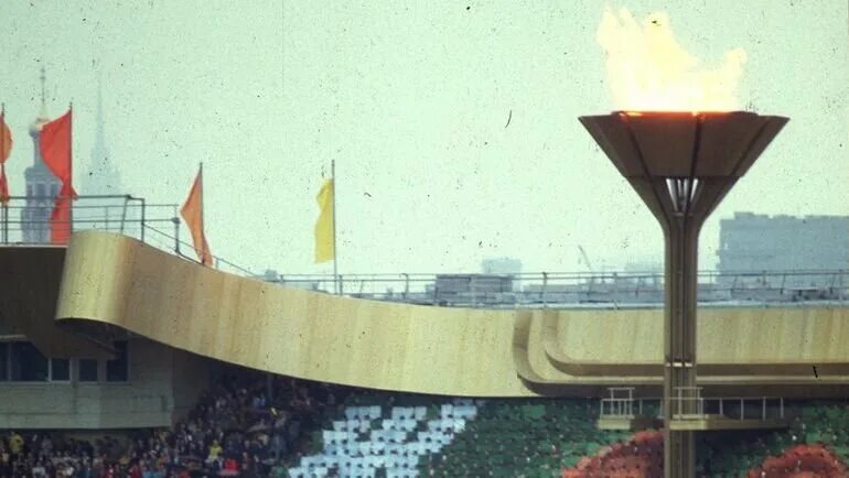 Летние олимпийские игры 1980 олимпийский огонь. Чаша олимпийского огня московской олимпиады-80. Олимпиада 1980 олимпийский огонь сергей белов. Олимпийский огонь москва 1980. И.