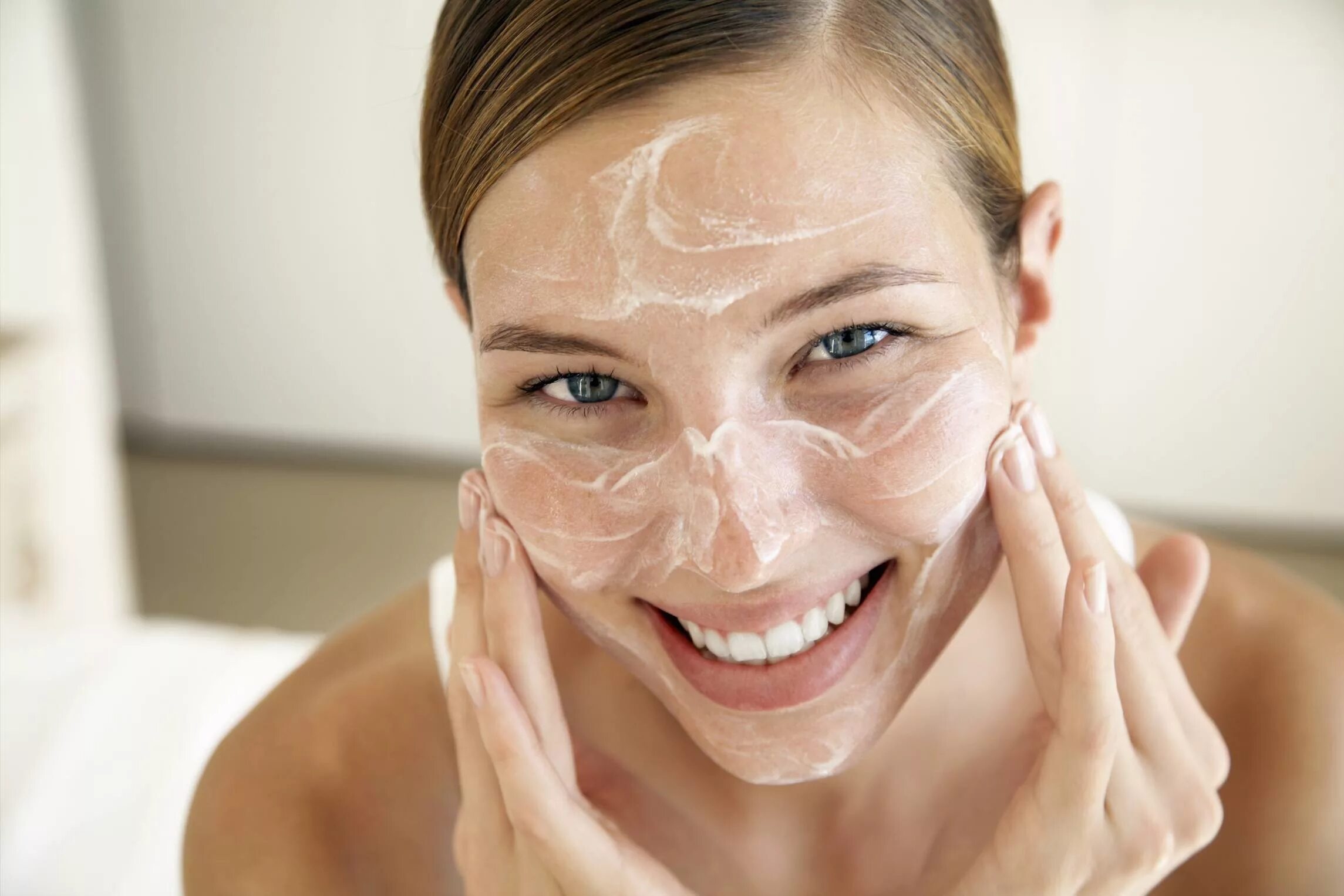Clean your skin. Крем для лица. Увлажнение кожи лица. Нанесение крема на кожу. Девушка умывается.
