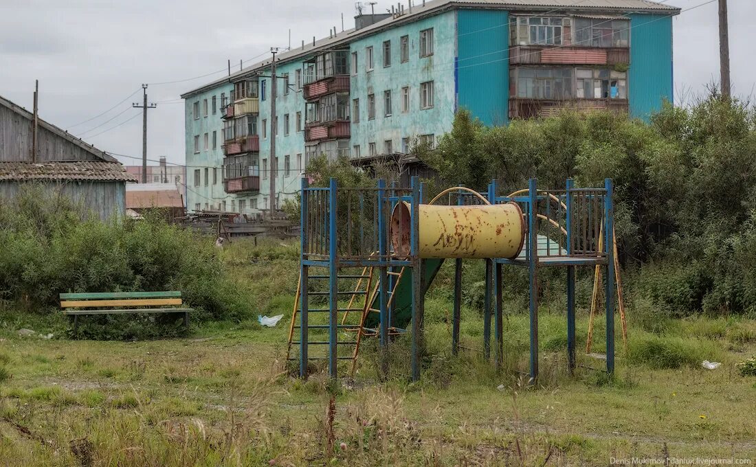 Поселок октябрьский россия. Стараядесткая площадка. Старые детские площадки. Советские детские площадки. Детская площадка в России Старая.