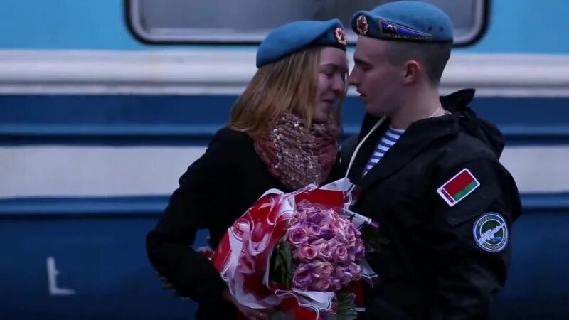 Встреча солдата. Фильм "  встреча  из  армии ". Дождалась парня видео. Девушка дождалась солдата из армии. Парень в форме мчс с девушкой.