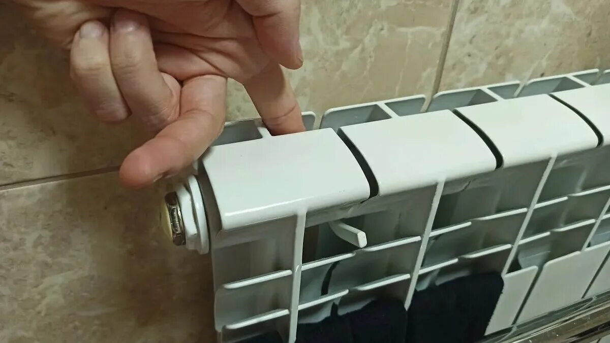 Как помыть радиатор отопления внутри. Мытье батарей отопления. приспособление для мытья батарей отопления. приспособление для мытья радиаторов отопления в квартире. щетка для мытья радиаторов отопления.