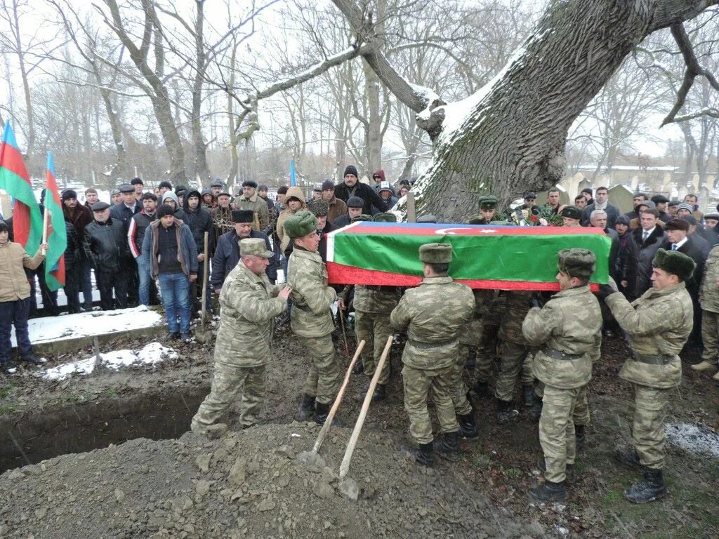 Новости азербайджана сегодня срочно видео. Похороны у азербайджанцев. Похороны Азербайджан традиции. Могилы азербайджанских солдат.