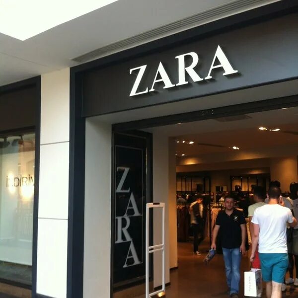 Zara tr турция. Амансио ортега, inditex fashion group (zara). Первый магазин зара в испании. Кемер зара магазины. Ла корунья зара.