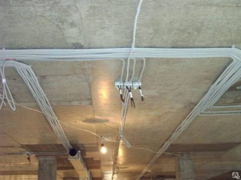 Осветительных электропроводок. Прокладка электропроводки по потолку. Электропроводка по потолку. Прокладка проводки по потолку. Электрика на потолке.