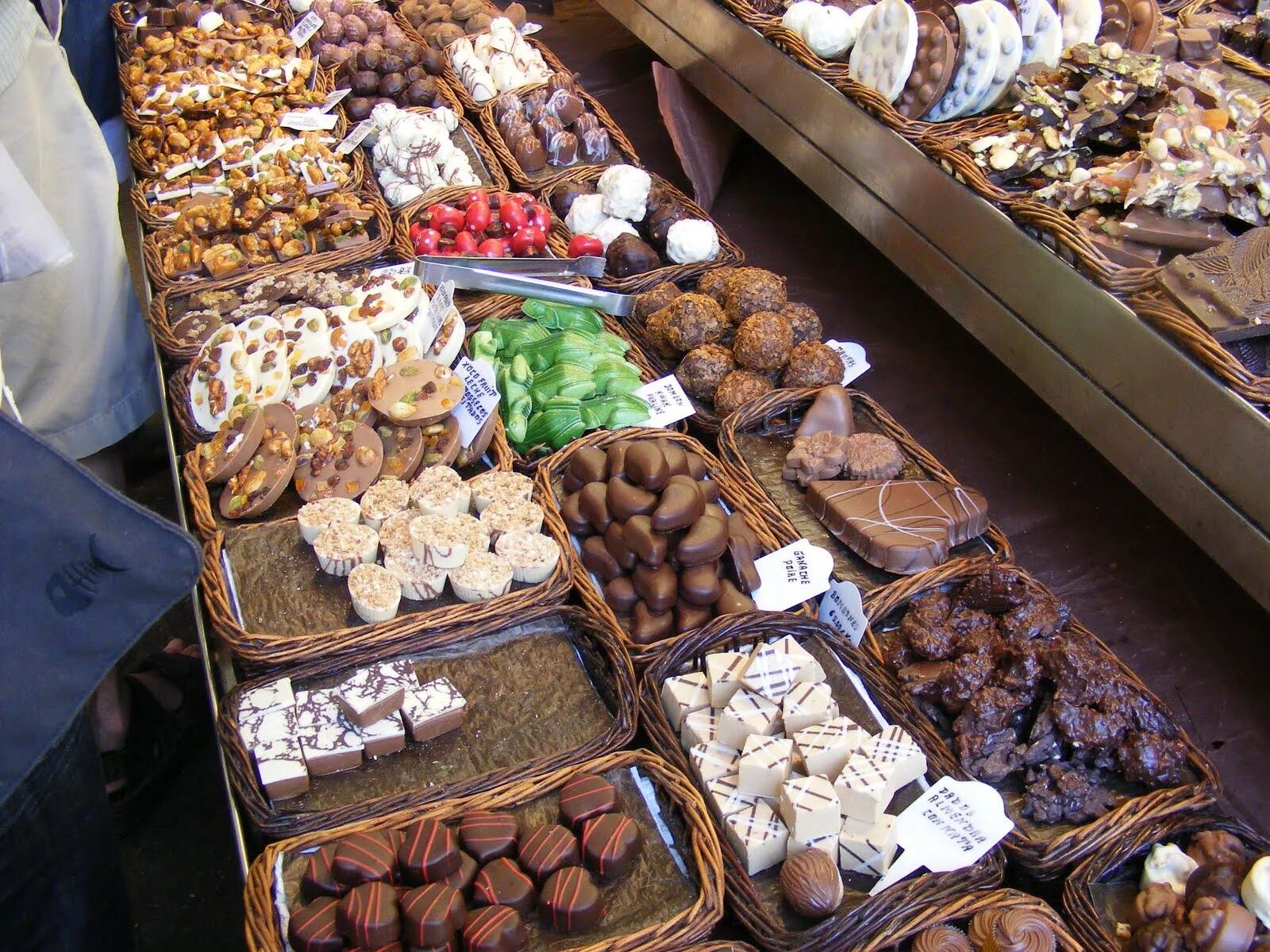 Кондитерские изделия на рынке. Польские сладости. Конфеты на рынке. Белорусские сладости.