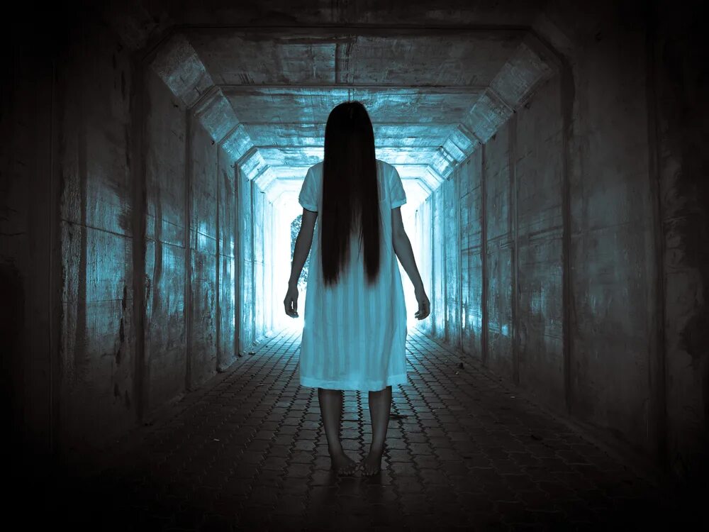 страшная девочка призрак. призрак девочки на кладбище. садако ямамура проклятие. страшный призрак девочки. страшная девушка призрак.