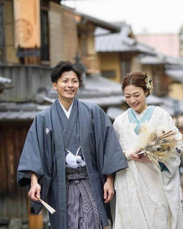 японская свадьба в синтоистском храме. христианская свадьба в японии. свадебная церемония в японии традиции. молодожены в японии. японские молодожены.