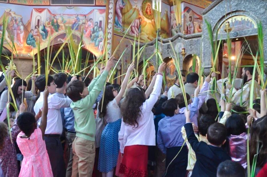 Дети которые танцуют причастие. Palm sunday in orthodox church. причастие детей после 7.