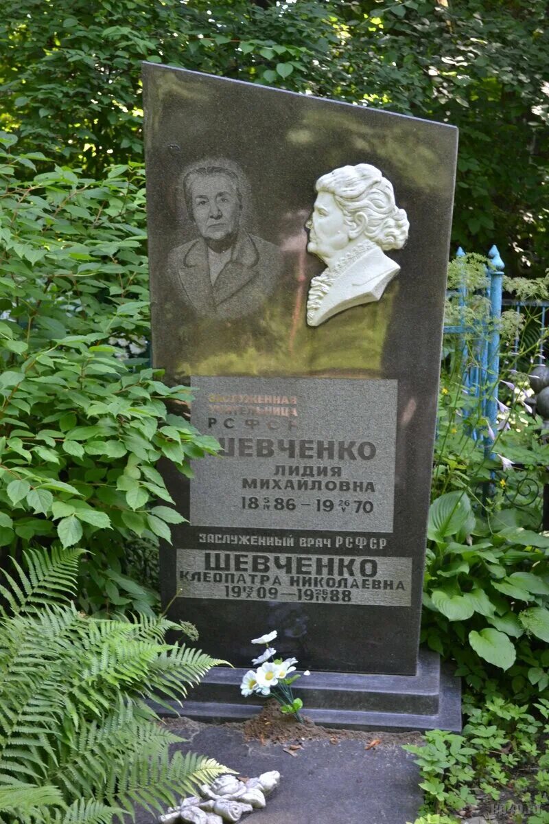 Пятницкое кладбище калуга могила ведьмы. Семеновское кладбище калуга. Пятницкое кладбище калуга могила ведьмы. Пятницкое кладбище калуга. Лидочка с пятницкого кладбища.