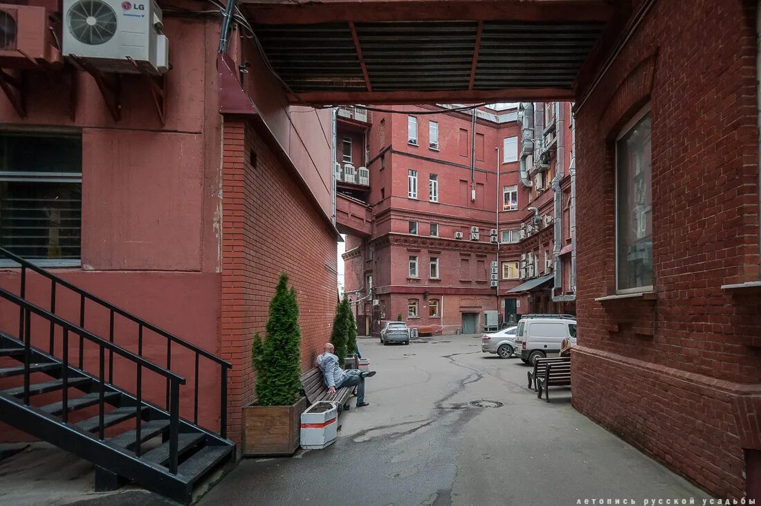 Где находится красный октябрь. Территория завода красный октябрь москва. территория красного октября в москве. красный октябрь фабрика в центре москвы. фабрика красный октябрь сейчас.
