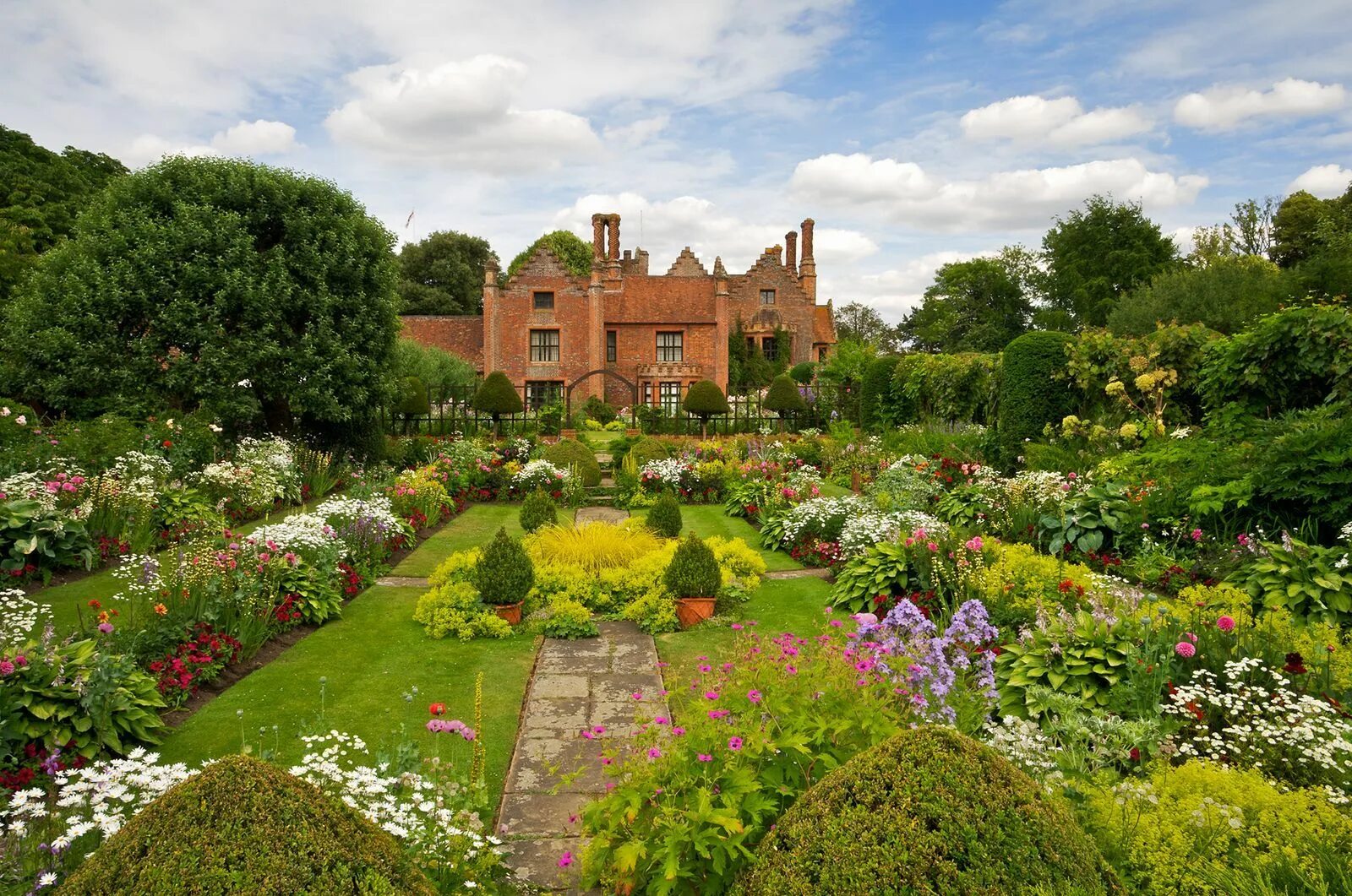 Plant england. Англия деревня кэмбэлфорд ланшадф садов. Ландшафта стиль Тюдоров (английский Ренессанс). Гарден парк Англия. Английский пейзажный парк Англия.