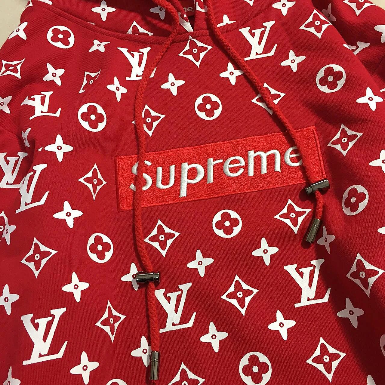 Купить supreme x. Худи Суприм Луи Виттон красная. Кофта Суприм Луи Виттон. Красная толстовка Суприм и Луи Виттон. Supreme Луи Виттон толстовка.