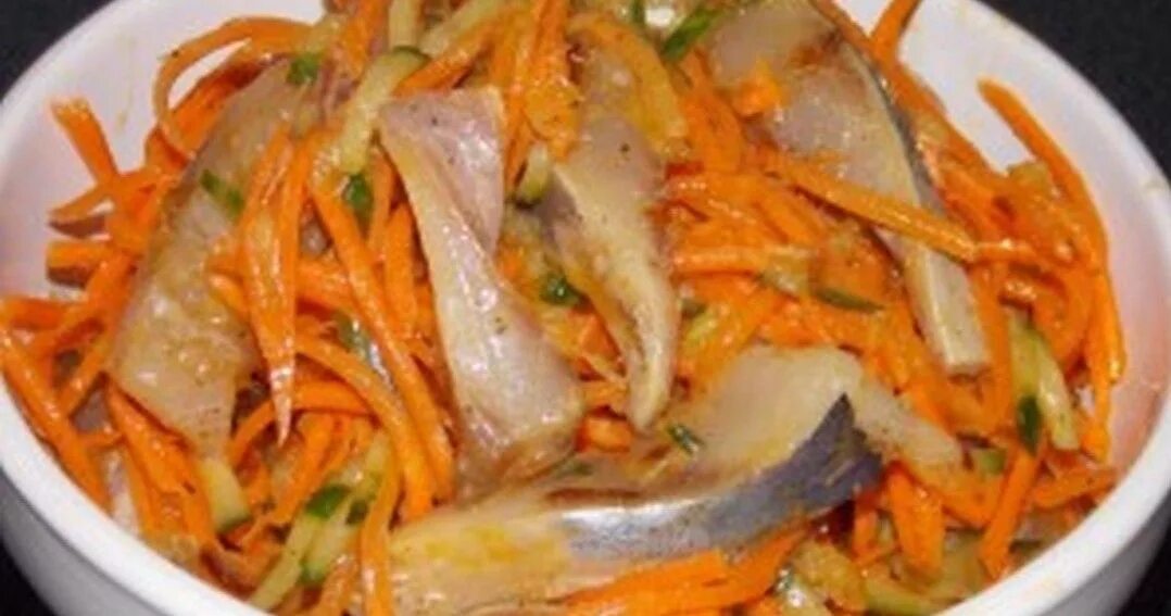 Селедка по корейски. Сельдь хе по-корейски. Закуска ложная икра из селедки и моркови. Сельдь морковь. Сельдь морковь.