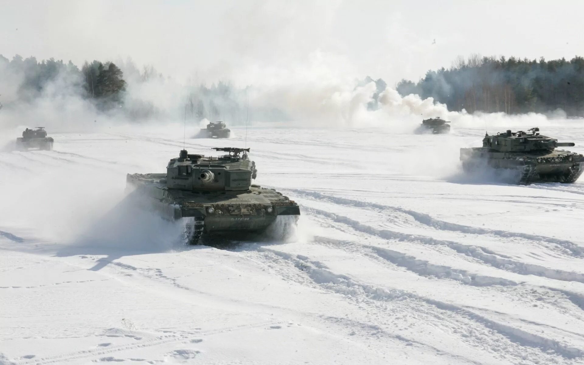Погода в танковом. Leopard 2a4 танк. Леопард 2а4. Танк леопард 2. Танк т34 учения зима СССР.