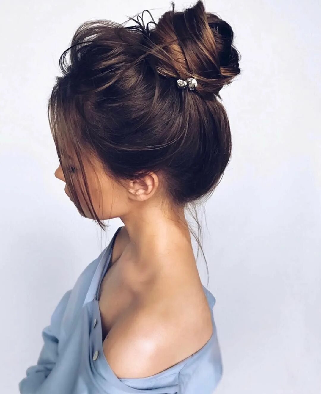 Женская прическа пучок. Прическа messy bun. Прически гульки на средние волосы. Прическа небрежный пучок.