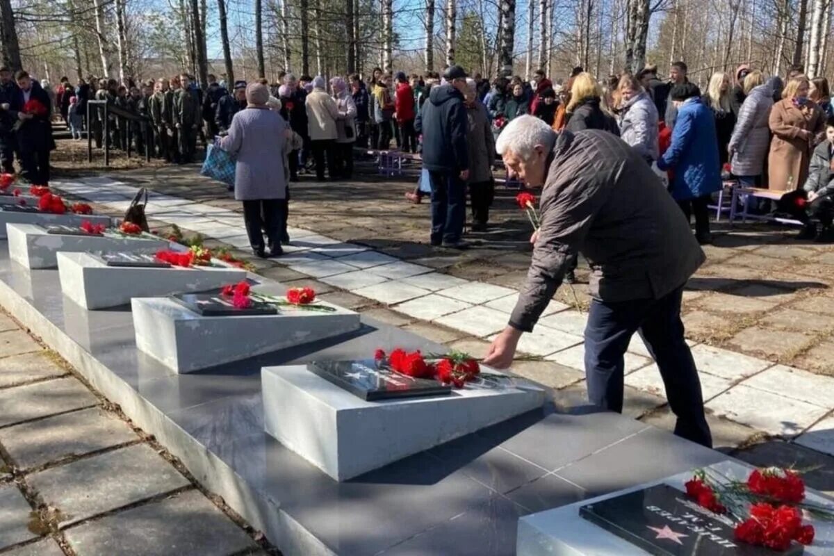 Архангельск похоронен. Маймаксанское кладбище Архангельск. День победа могилы Солдатов. Братская могила Архангельск.