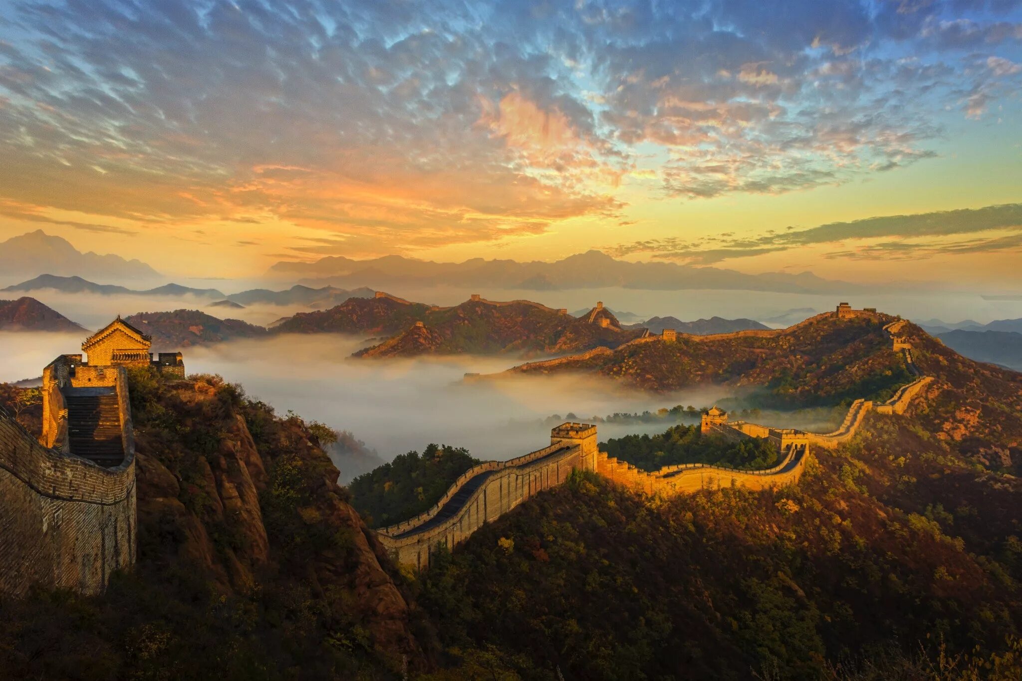 Великие холмы. Великая китайская стена пейзаж. Великая китайская стена в горах. Великая китайская стена Пекин.