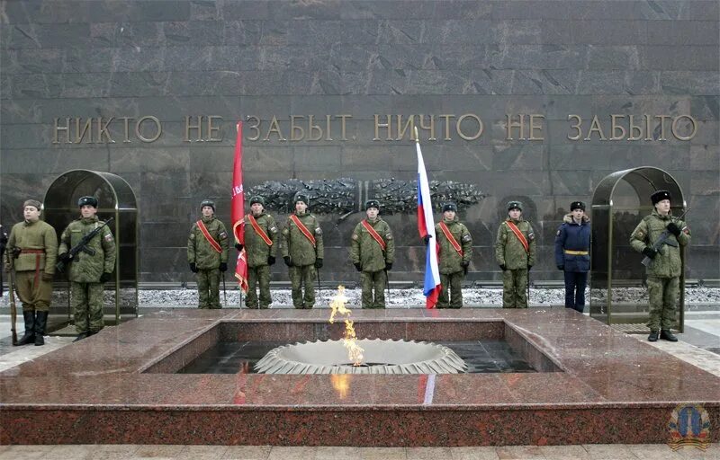 Памятник неизвестному солдату в ульяновске. Вечный огонь у обелиска ульяновск. Мемориал неизвестного солдата в москве. Вечный огонь ульяновск. Ничего ни площадей.