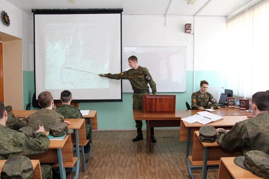 Курсанты на занятиях. Преподаватель в военном вузе. Занятия с военнослужащими. Проведение занятий с военнослужащими.