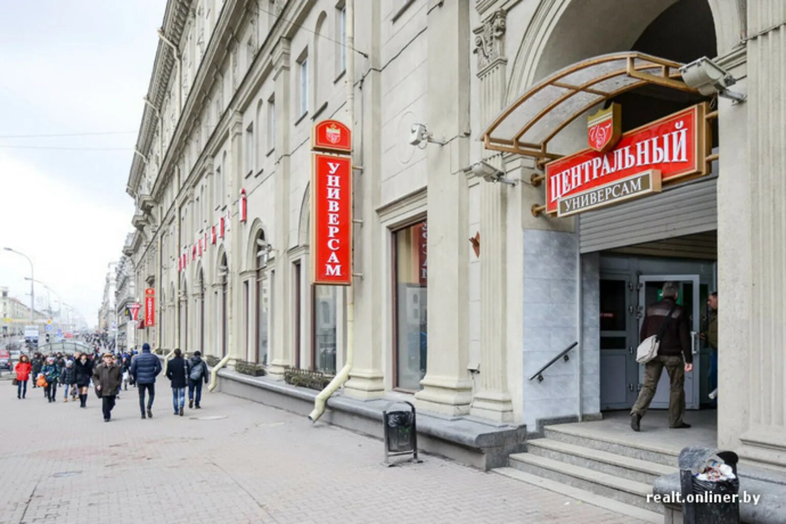 табличка с режимом работы. Procredit bank. магазин центральный время работы.