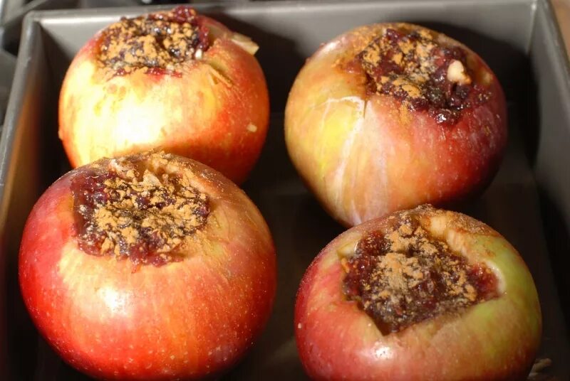 Печеные яблоки. Запечённые яблоки в мультиварке. Яблоки запеченные с клюквой в духовке. Печеные яблоки в мультиварке.