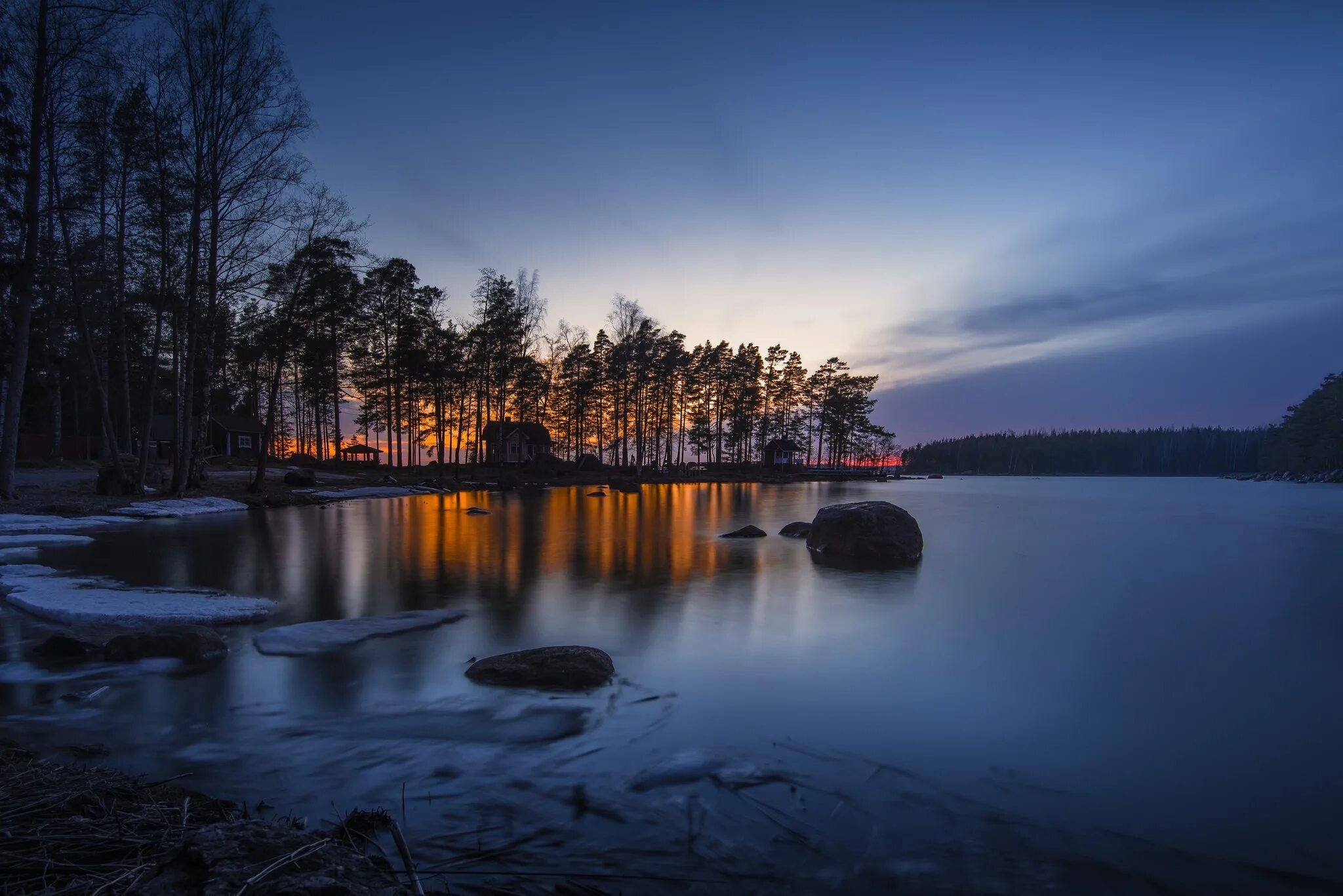 Night lake. Природа вечер. Берег озера ночью. Озеро ночью. Озеро вечером.