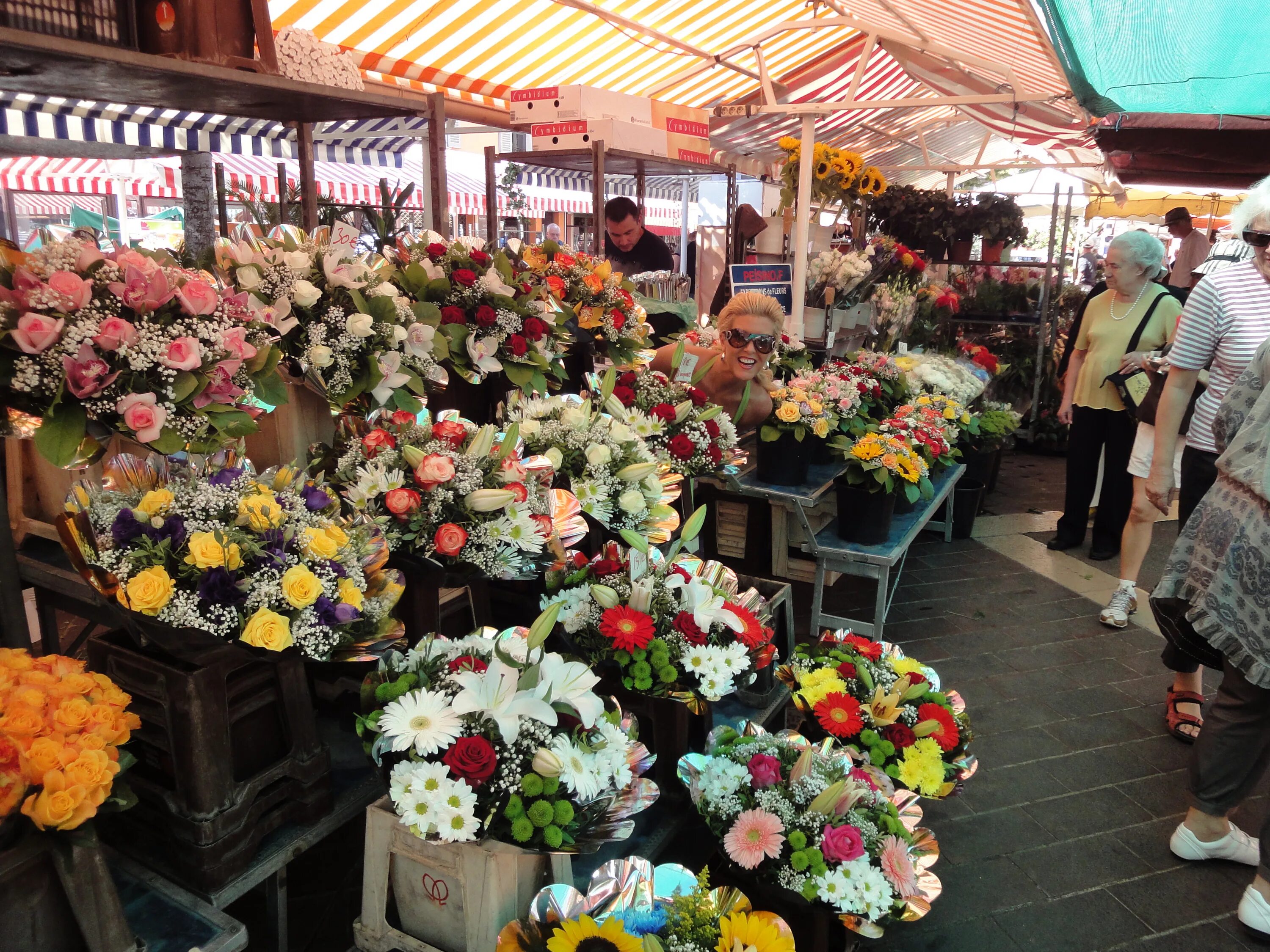 Рижский рынок цены на цветы 2024. Рижский рынок кустовые розы. Букет цветов Рижский рынок. Рижский рынок букеты. Рижский цветочный рынок.