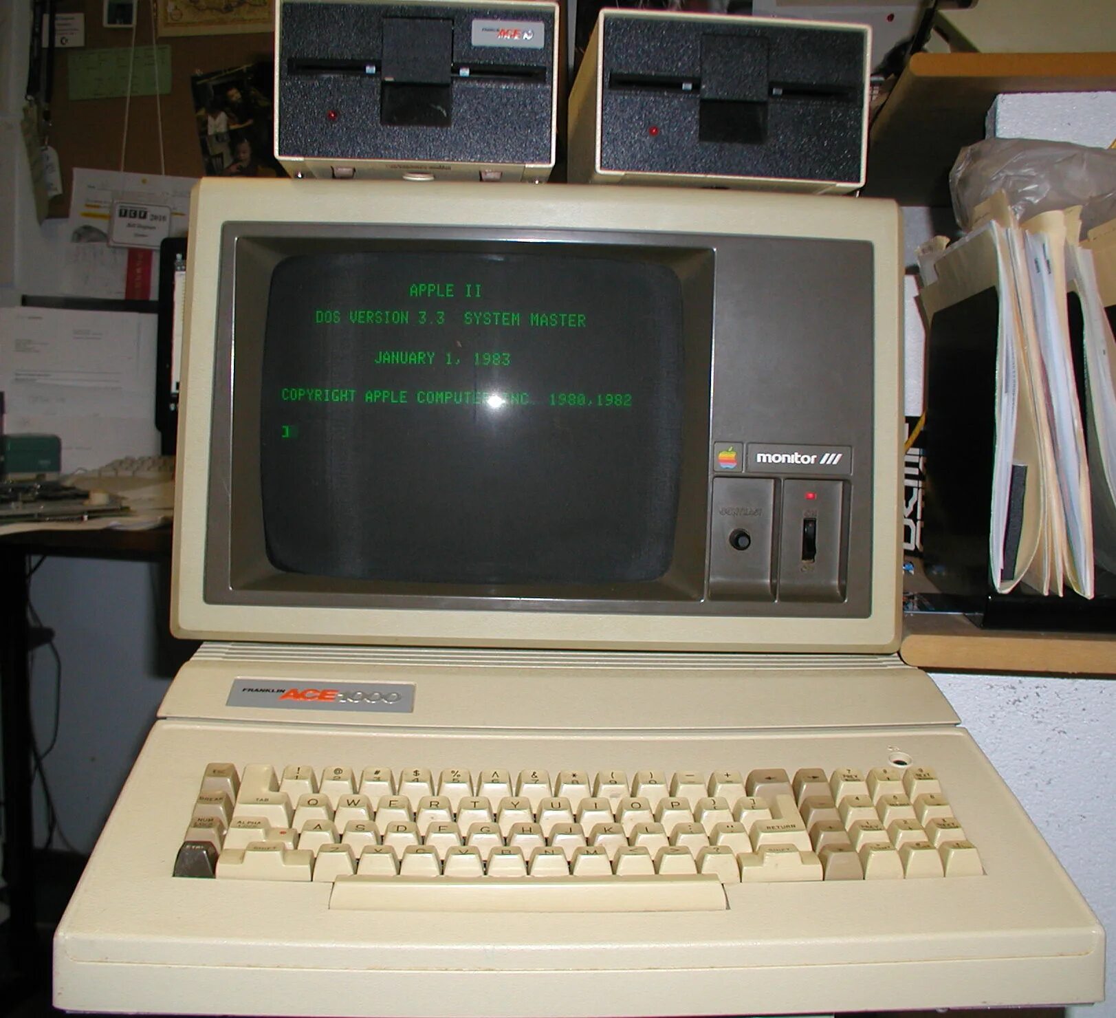 Ibm apple. Эппл 2 компьютер. IBM 1987. Apple dos Операционная система. Компьютер 1987 года.