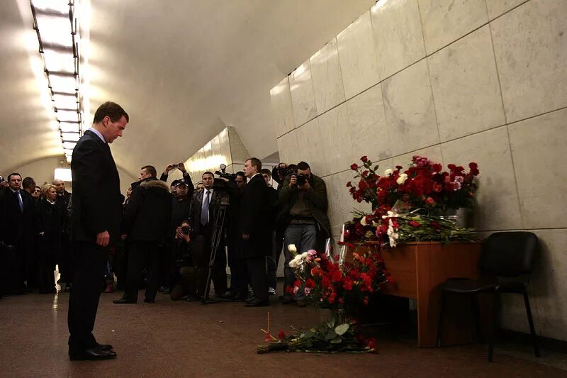 В москве объявлен день траура. 29.03.2010: Теракт на станции "Лубянка". Возложение цветов на станции метро Елизаровская.