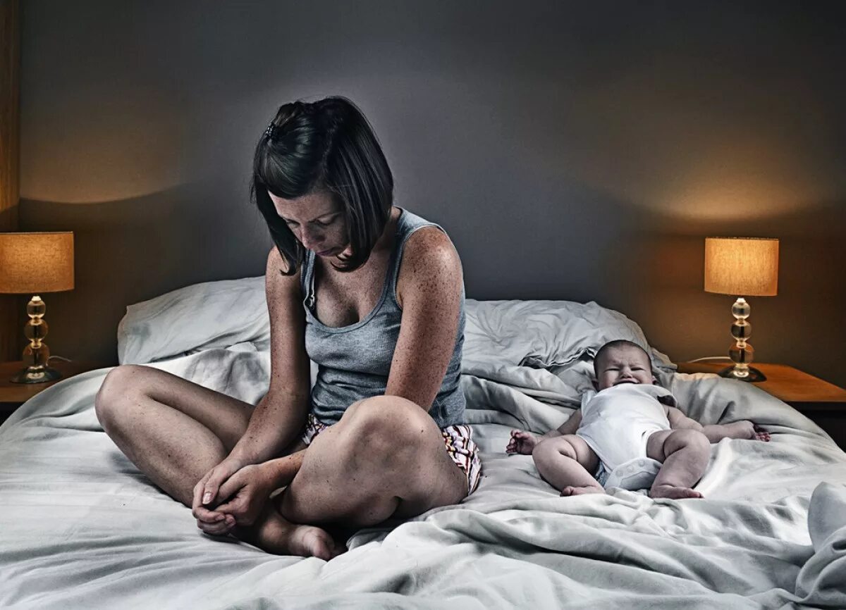 Послеродовая депрессия. Пострадовая депрессия. Женщина с младенцем. Что такое послеродовая депрессия у женщин.
